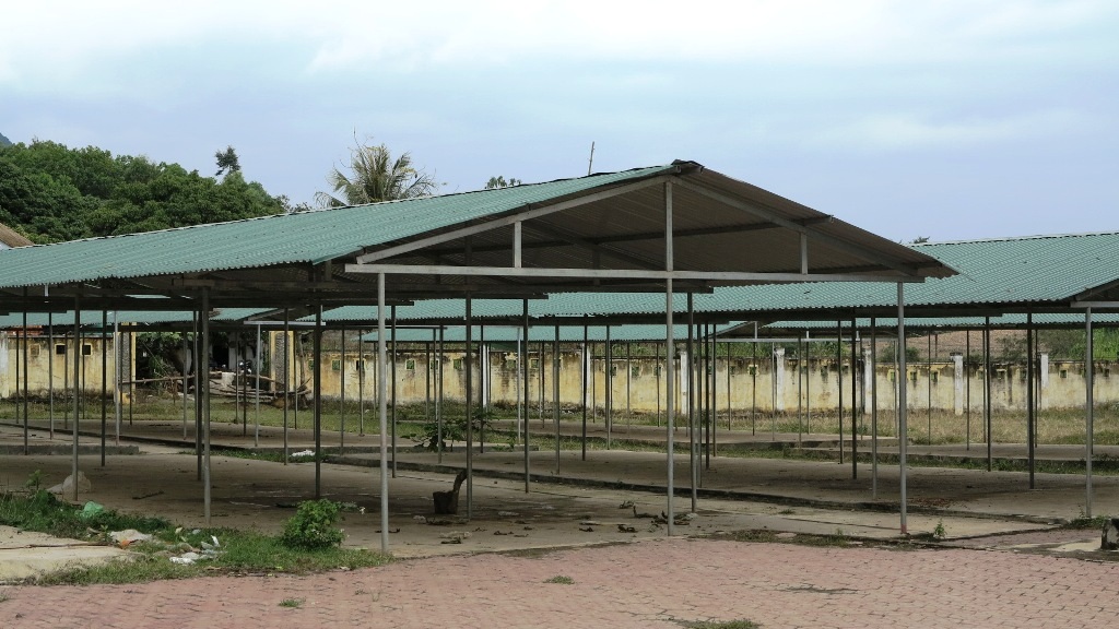 Một khu vực các gian hàng trống trơn kể từ ngày chợ đi vào họp.