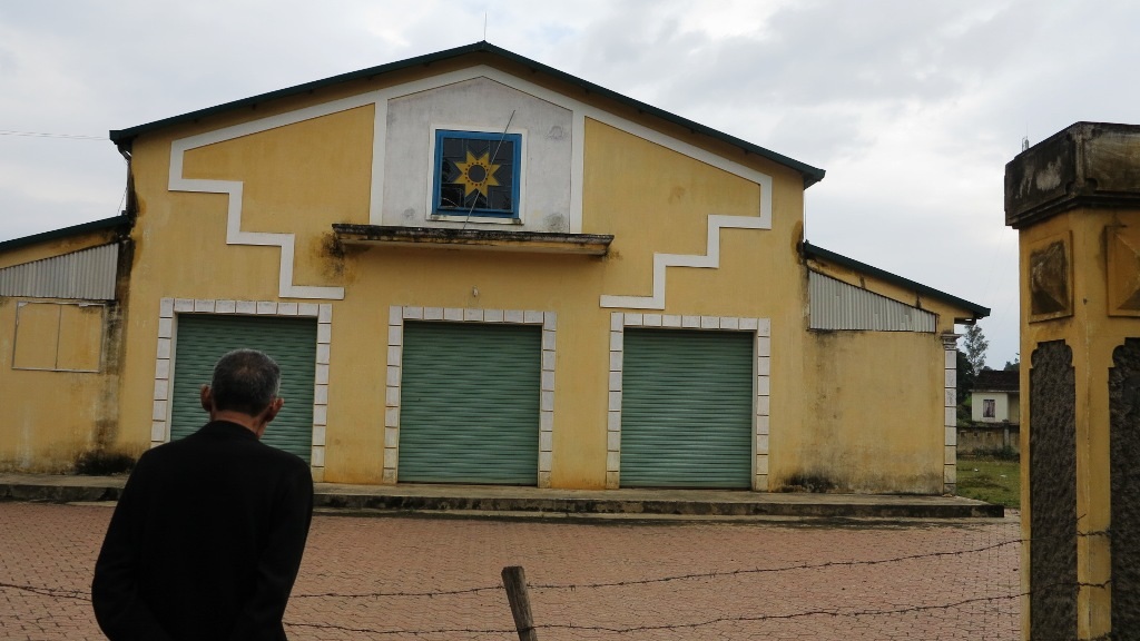 Cổng vào chợ được đóng cài bằng giây thép gai.