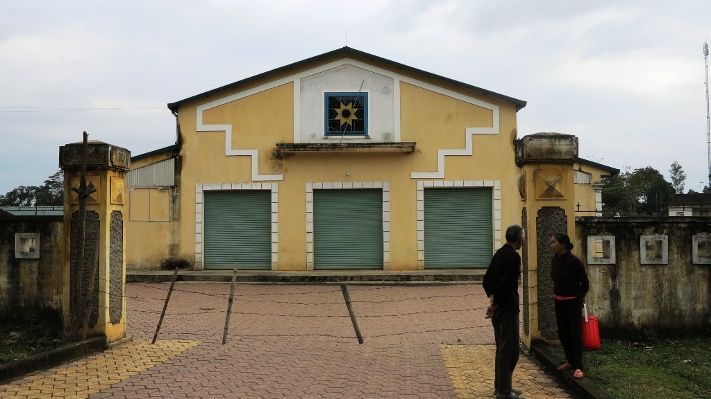 Cổng vào chợ được đóng cài bằng giây thép gai.