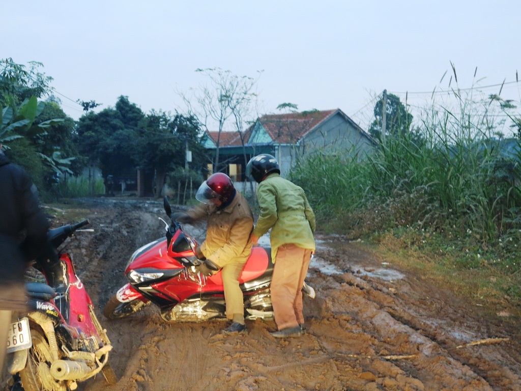 Cả người và xe đang đi thì bị trầy quay ngang.