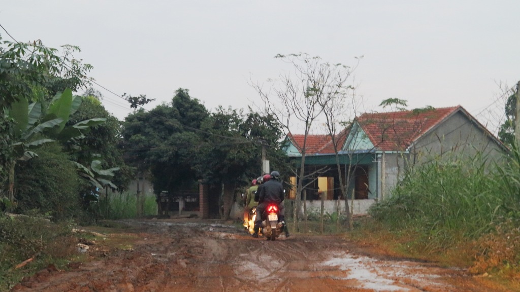 Đường lầy lội, nhơ nhớp.