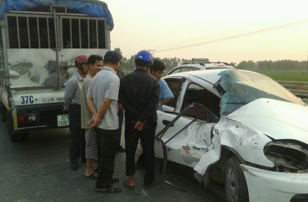 Chiếc xe con bị hư hỏng sau cú đâm đuôi xe container.