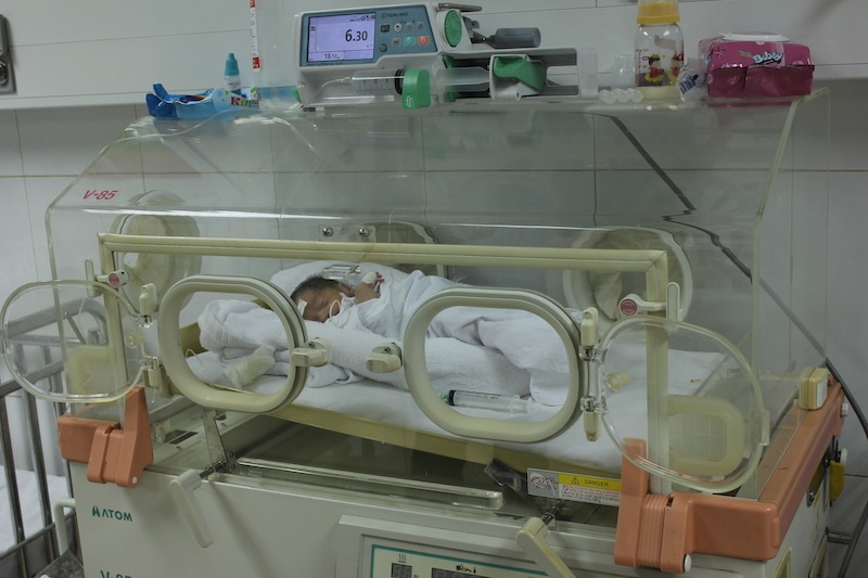 Bé gái đang được chăm sóc tích cực tại BVĐK Nghệ An.