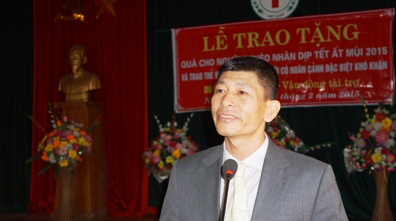 Anh Vũ Đức Dương phát biểu tại buổi trao thẻ bảo hiểm y tế cho người nghèo xã Nghi Văn.