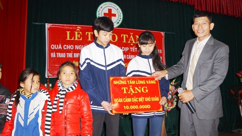 Anh Vũ Đức Dương phát biểu tại buổi trao thẻ bảo hiểm y tế cho người nghèo xã Nghi Văn.