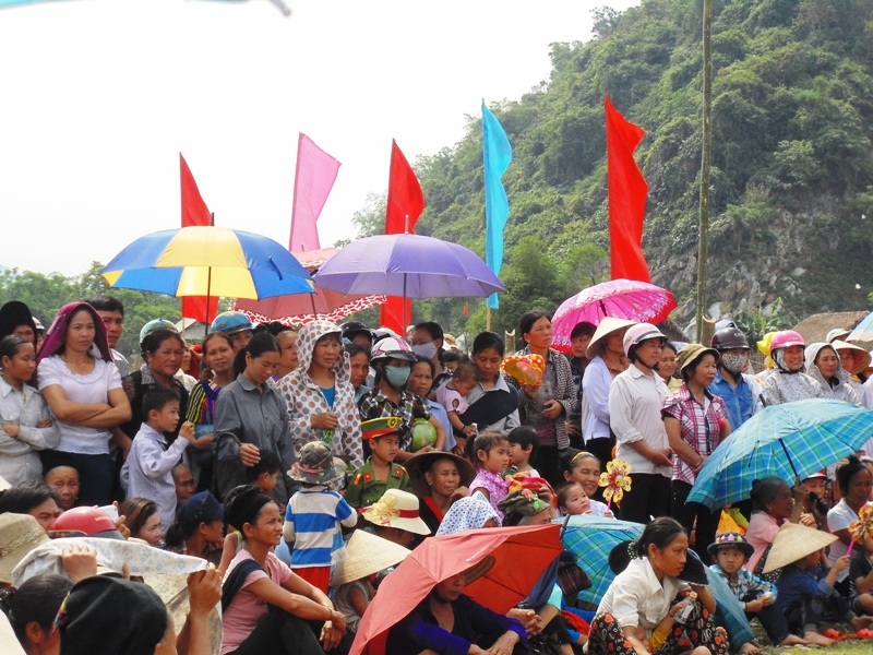 Người dân đi tham dự Lễ hội Môn Sơn - Lục Dạ.