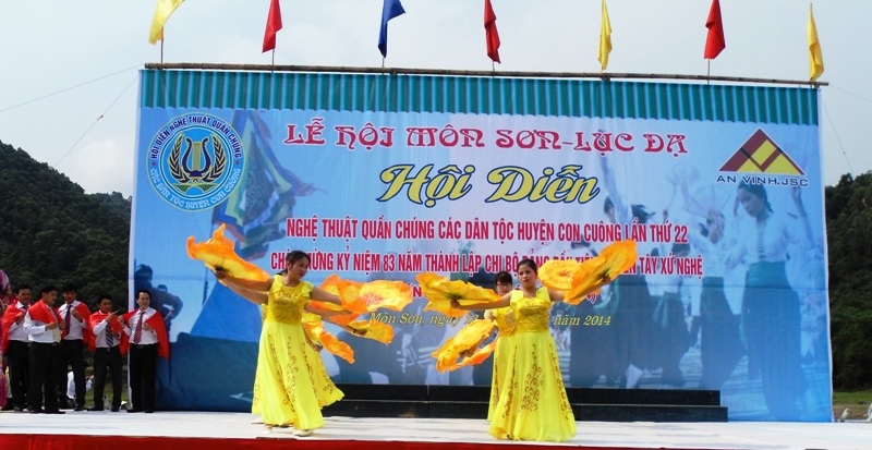 Một tiết mục văn nghệ trong Lễ hội Môn  Sơn - Lục Dạ.