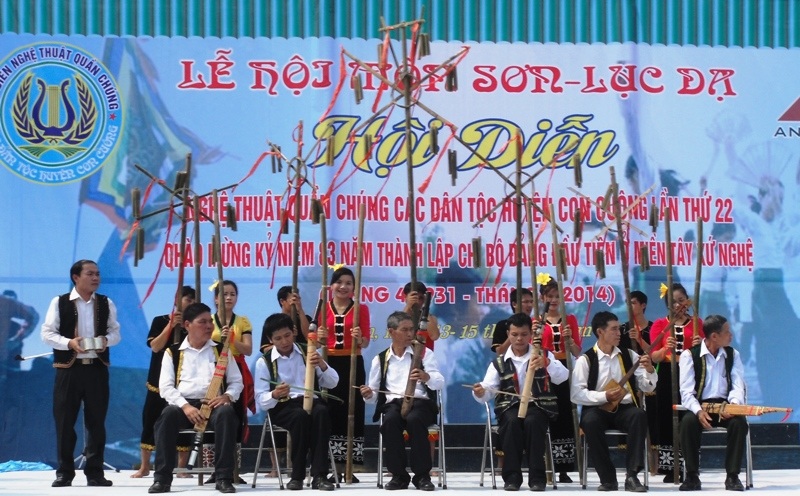 Biểu diễn nghệ thuật quần chúng tại Con Cuông trong ngày mừng lễ hội Môn Sơn - Lục Dạ.