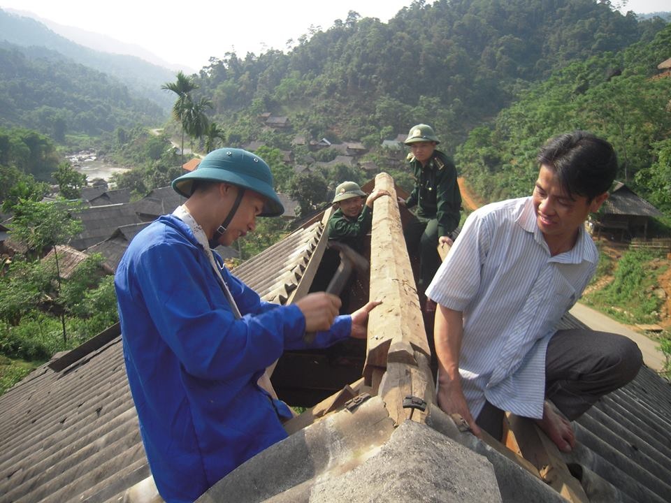 Sách vở, đồ dùng dạy học của các em tại địa bàn huyện Thanh Chương sau khi cơn lốc đi qua.