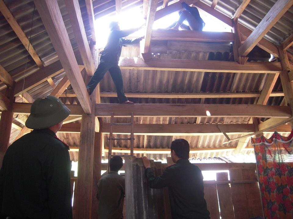 Sách vở, đồ dùng dạy học của các em tại địa bàn huyện Thanh Chương sau khi cơn lốc đi qua.