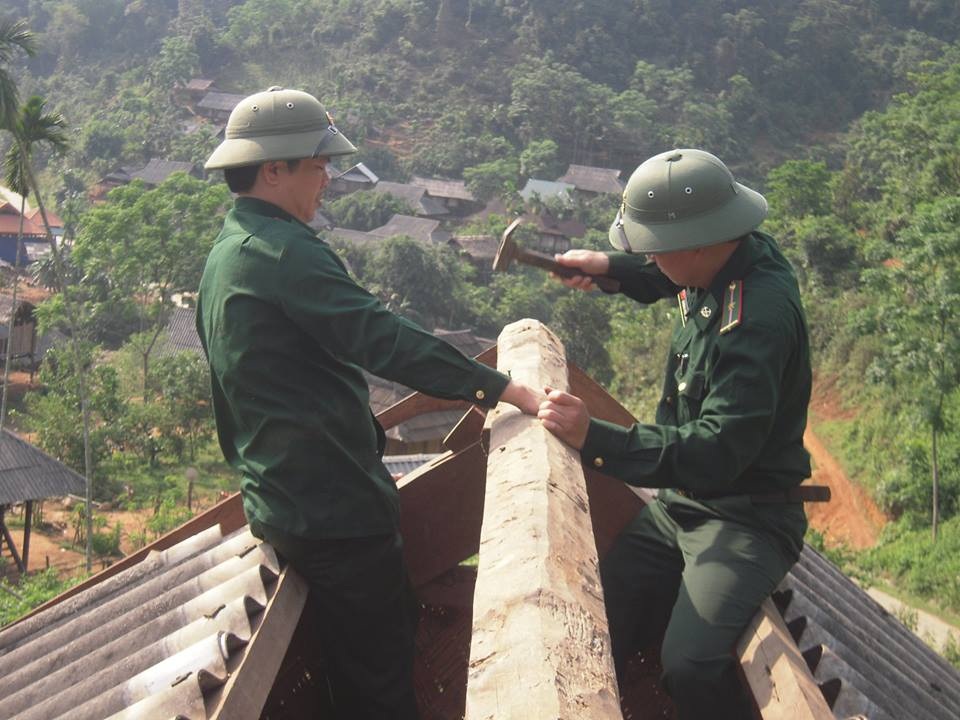 Sách vở, đồ dùng dạy học của các em tại địa bàn huyện Thanh Chương sau khi cơn lốc đi qua.