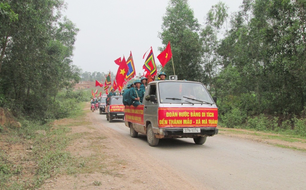 Lễ rước bằng từ UBND xã Mã Thành về đền Thánh Mẫu.