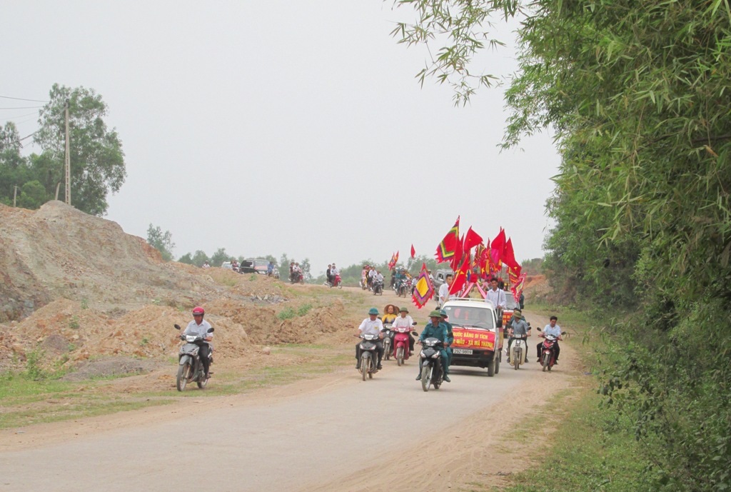 Hàng trăm người dân rước bằng Di tích.