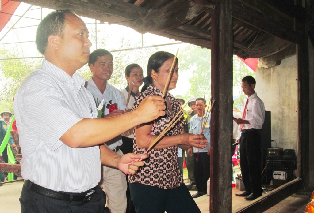 Lãnh đạo tỉnh, huyện thắp hương sau khi tiến hành lễ rước bằng từ xã về Đền Thánh Mẫu.