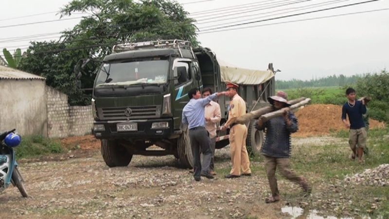 Nghệ An: Xe chở phân bò của doanh nghiệp rơi vãi trên tỉnh lộ, người dân khốn đốn - 8 CSGT CA huyện Nghi Lộc có mặt để giải quyết vụ việc.