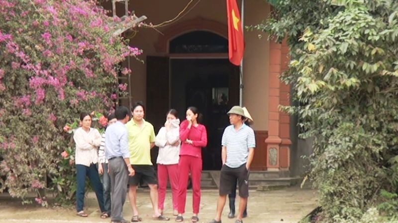 Nghệ An: Xe chở phân bò của doanh nghiệp rơi vãi trên tỉnh lộ, người dân khốn đốn - 7 Người dân phản đối về tình trạng xe chở phân bò từ