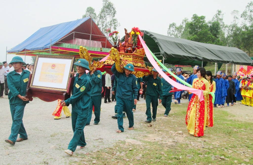 Linh thiêng rước bằng di tích.