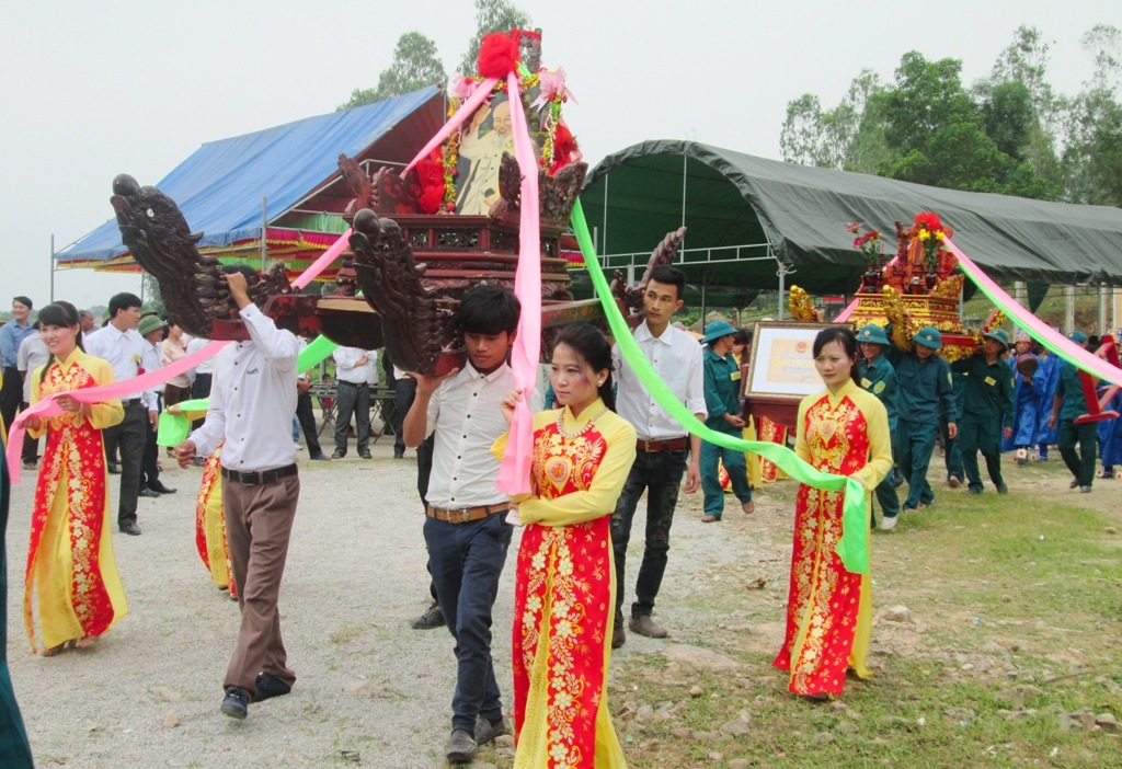 Linh thiêng rước bằng di tích.