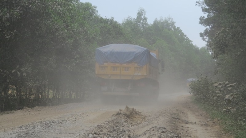 Xe tải cày nát đường.