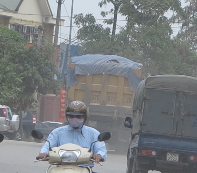 Mặt đường nham nhở.