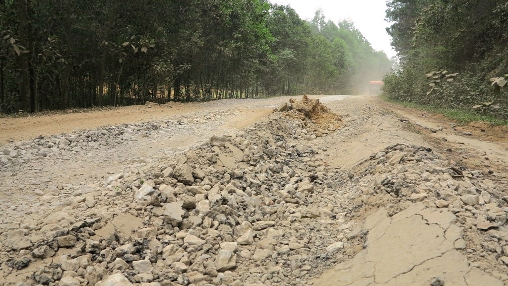 Đường bị cày xới lên như vồng khoai.