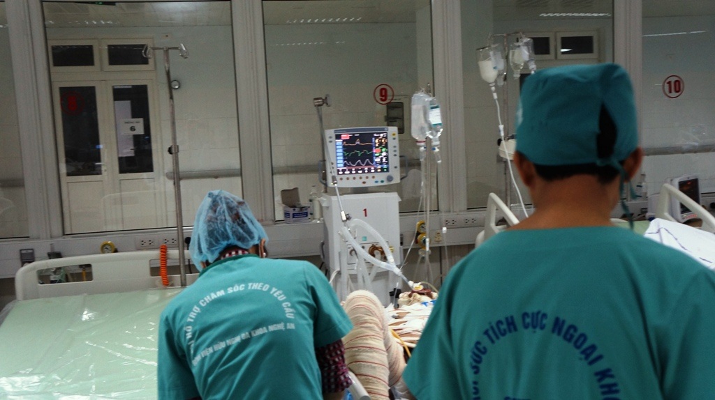 Chị Danh đang được máy trợ giúp thở.