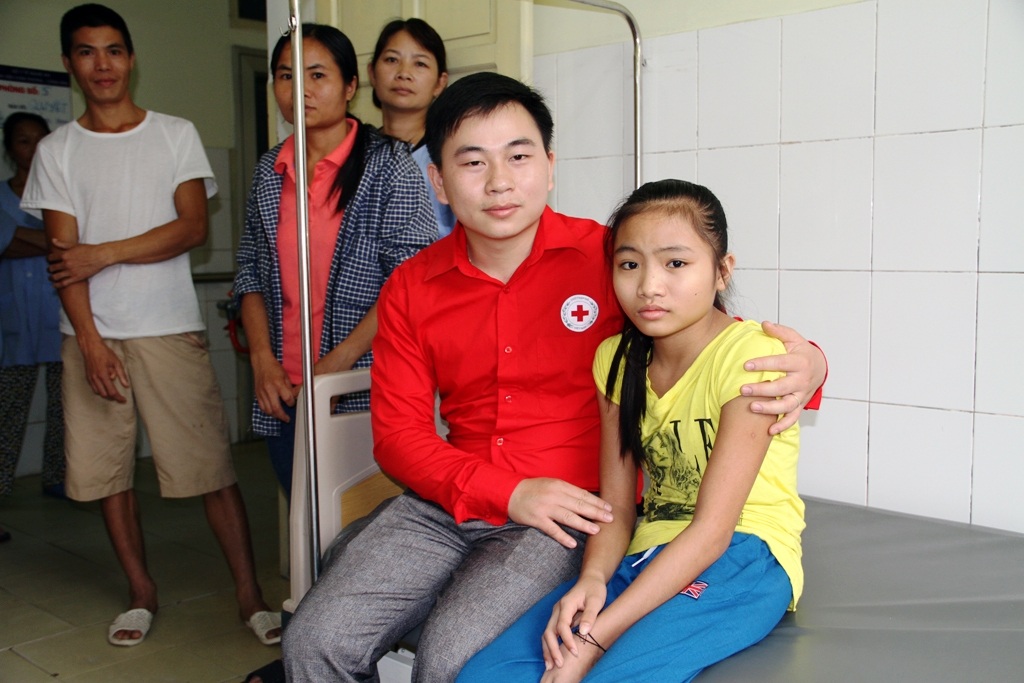 Cô bé lớp 8 bị gãy xương đùi phức tạp đã được xuất viện - 5 Đại diện Hội chữ thập đỏ huyện Tương Dương tặng hoa cho BS
