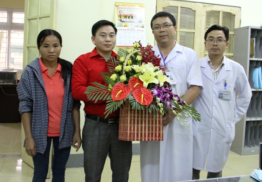 Cô bé lớp 8 bị gãy xương đùi phức tạp đã được xuất viện - 1 Đại diện Hội chữ thập đỏ huyện Tương Dương tặng hoa cho BS