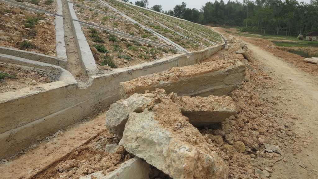 Tuy nhiên, vừa hoàn thành chưa bàn giao nhưng công trình đã xuống cấp và hư hỏng.