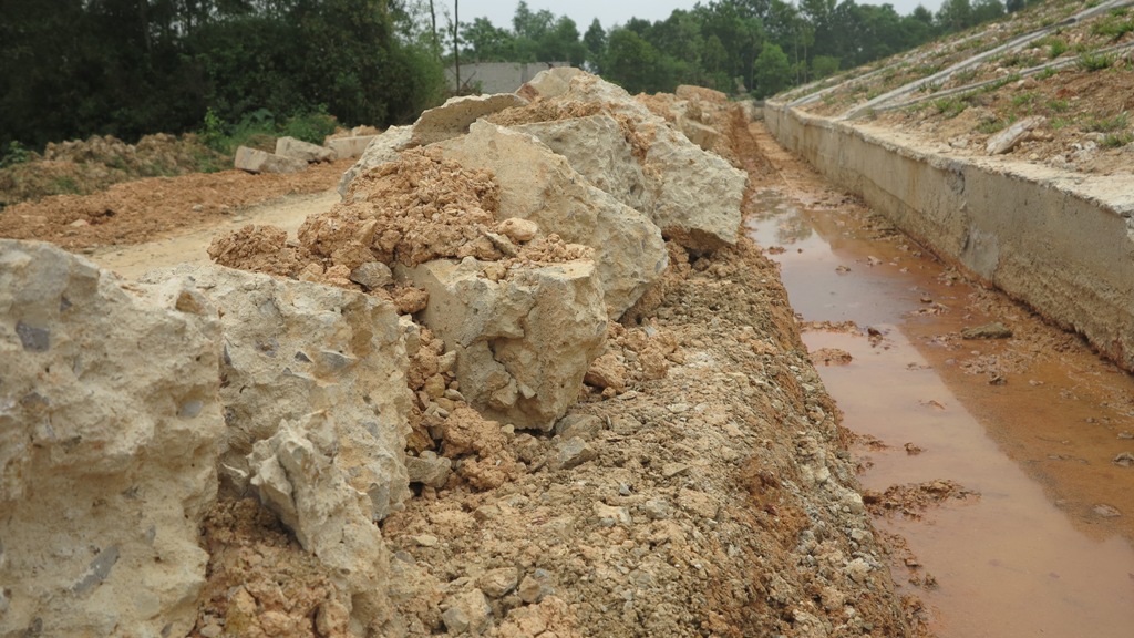 Hệ thống mương thoát nước phía ngoài bị gãy nát, phải múc lên làm lại.