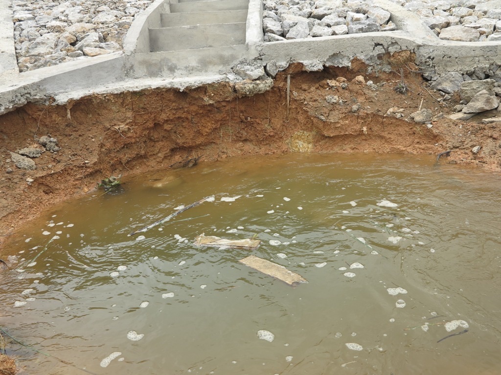 Phần giằng bê tông cũng đã xuất hiện nhiều hư hỏng, không đảm bảo chất lượng.