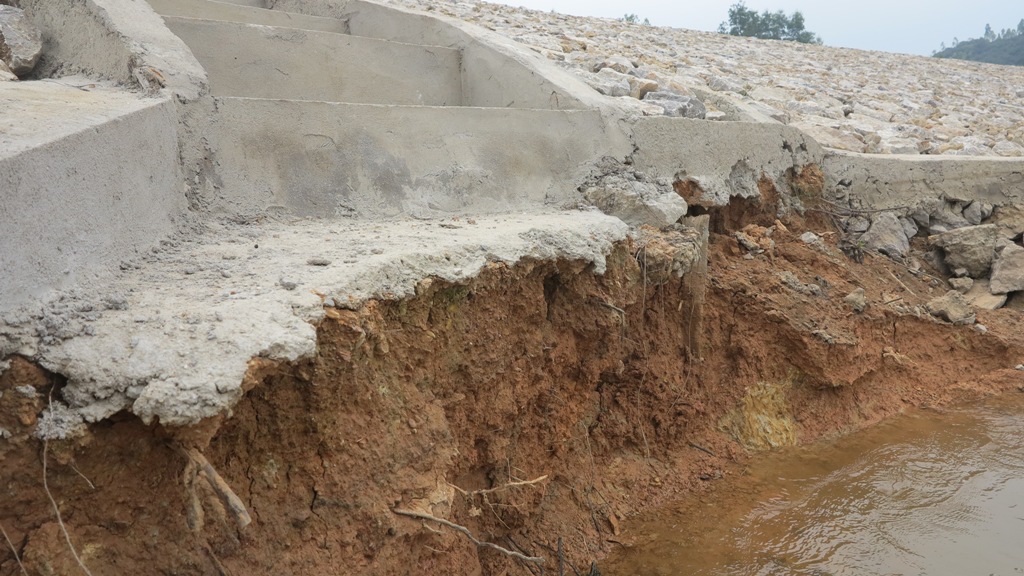 Phần giằng bê tông cũng đã xuất hiện nhiều hư hỏng, không đảm bảo chất lượng.