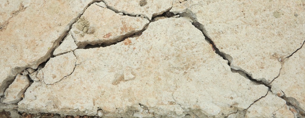 Phần mái đập phía trước đã xuất hiện một số vị trí sạt lún, 