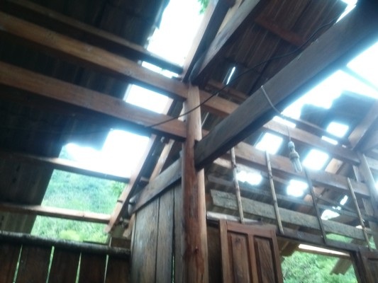 Một nhà dân ở xã Lưu Kiền, huyện Tương Dương sau cơn lốc (Ảnh: V.H).