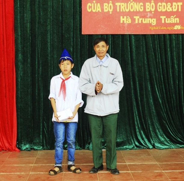 Đại diện Hội Khuyến học Nghĩa Đàn cũng có món quà nhỏ tặng em Tuấn.