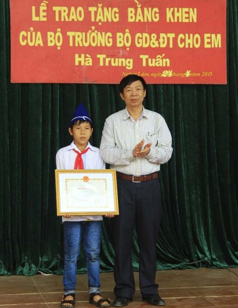 Phó giám đốc Sở Giao dục Nghệ An Nguyễn Hoàng phát biểu ý kiến.