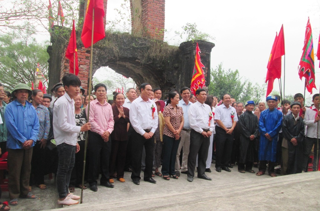 Đông đảo quần chúng nhân dân tham dự.