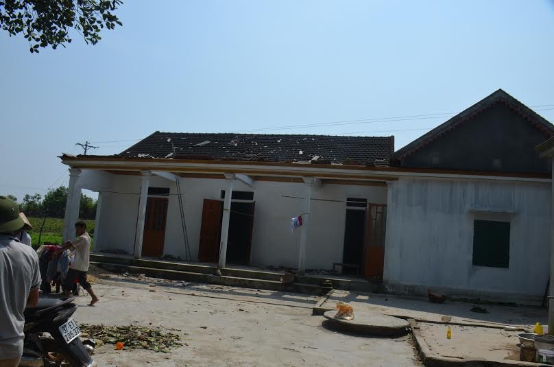 Nhiều phòng học ở Thanh Chương  bị lốc thổi bay ngói.