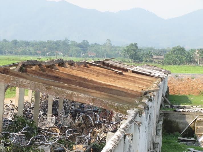 Một nhà xe của học sinh ở huyện Thanh Chương sau cơn lốc đi qua chỉ còn lại những thanh xà ngang.