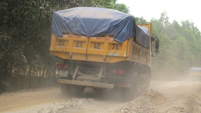 Xe tải chở vật liệu cày nát cung đường.