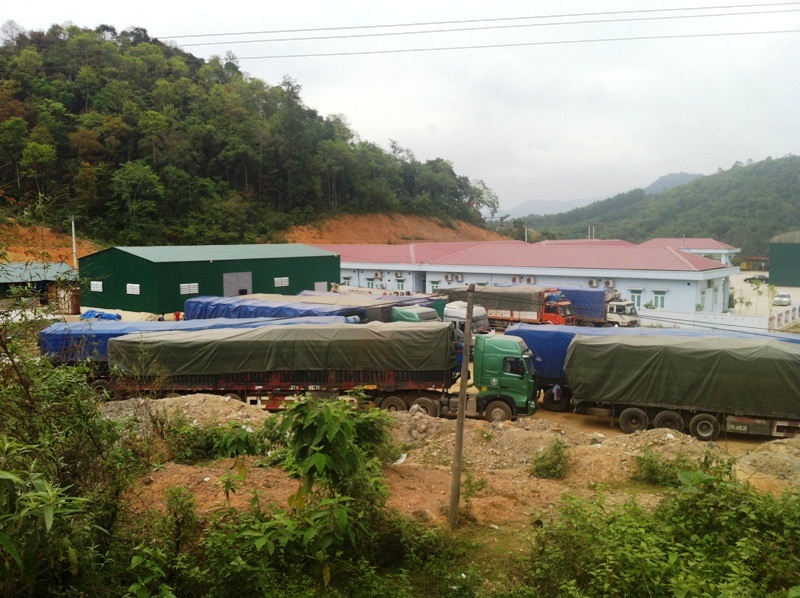 Đoàn xe bị bắt vào bãi tập kết của một thủy điện cạnh quốc lộ 7.