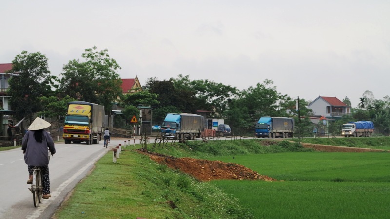 Đoàn 8 xe do lực lượng CSGT 1-7 dẫn giải về bến xe Đô Lương (Ảnh: Nguyễn Tình).