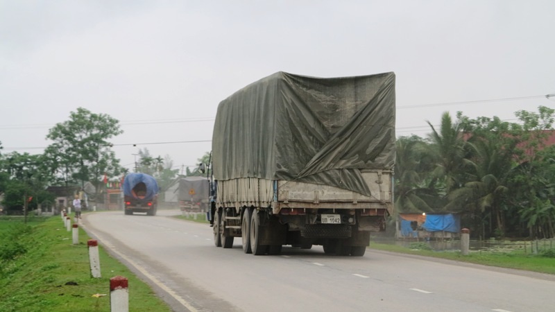 Đoàn 8 xe do lực lượng CSGT 1-7 dẫn giải về bến xe Đô Lương (Ảnh: Nguyễn Tình).