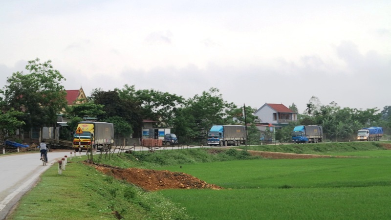 Đoàn 8 xe do lực lượng CSGT 1-7 dẫn giải về bến xe Đô Lương (Ảnh: Nguyễn Tình).