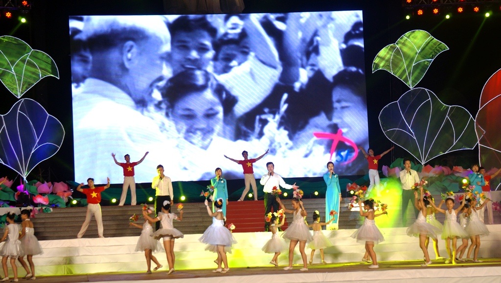 Người là Hồ Chí Minh sáng tác của Ewan Mac Coll, biểu diễn: Hợp ca nam nữ và tốp múa nhà 