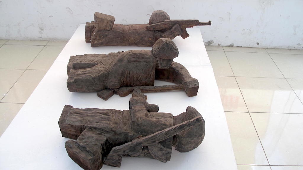 Bộ đội cụ Hồ tập trận (chất liệu gỗ của Triệu Ngọc Thạch - Vĩnh Phúc).