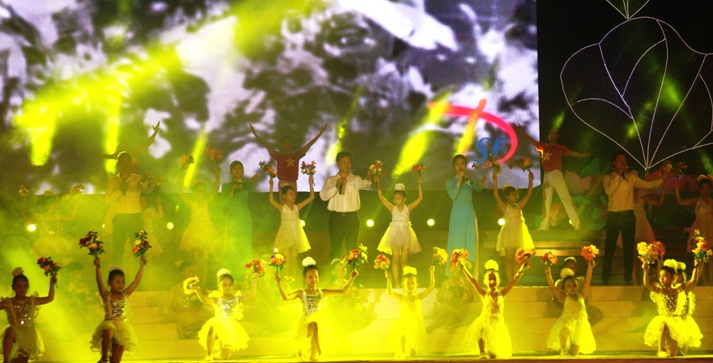 Người là Hồ Chí Minh sáng tác của Ewan Mac Coll, biểu diễn: Hợp ca nam nữ và tốp múa nhà 