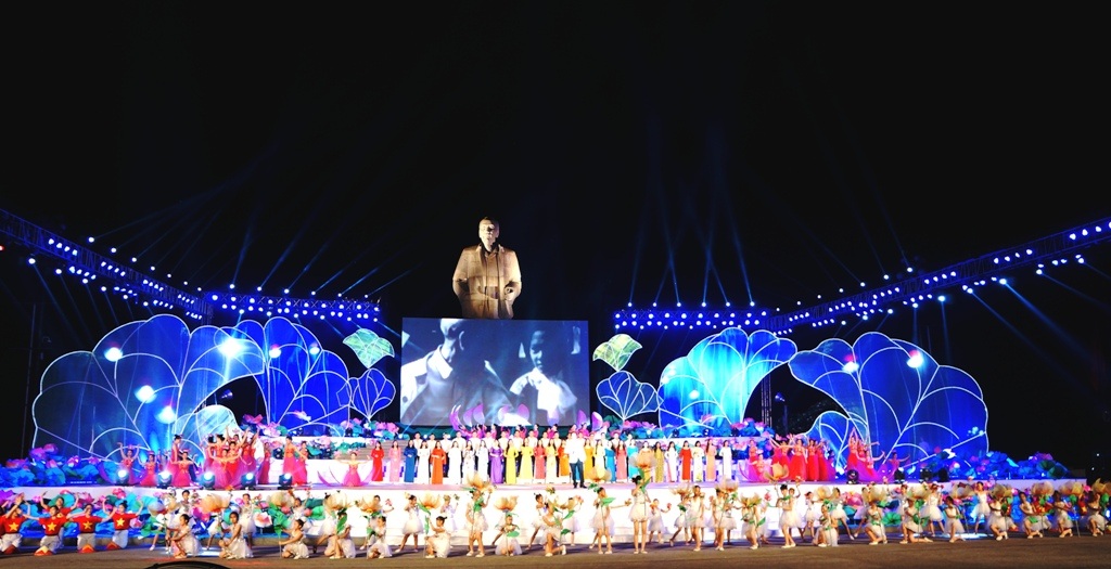 Đêm nghệ thuật Lễ hội Làng Sen 2015 đã để lại nhiều cảm xúc, ý nghĩa với khán giả.