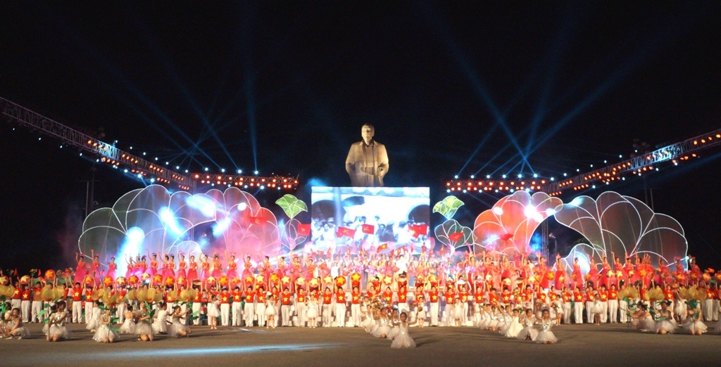 Đêm nghệ thuật Lễ hội Làng Sen 2015 đã để lại nhiều cảm xúc, ý nghĩa với khán giả.