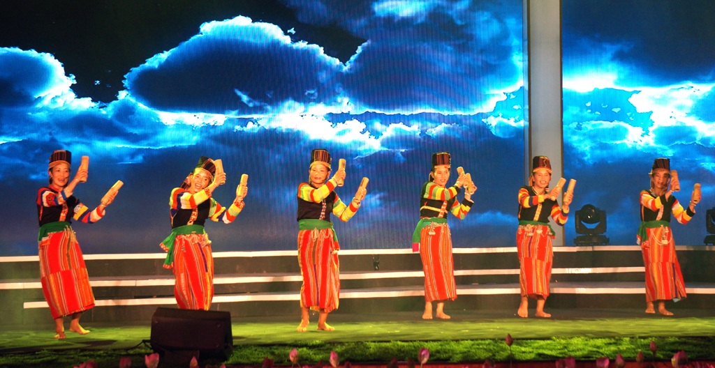 Long làn nơi - còn gọi là Chèo thuyền trên sông tốp nghệ nhân xã Nậm Khao, Mường Tè, Lai Châu.